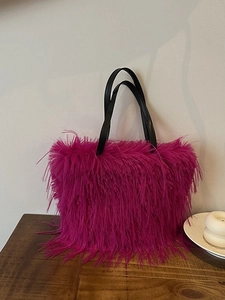 Sac cabas en fausse fourrure rose fuchsia avec plumes duveteuses et fines anses noires