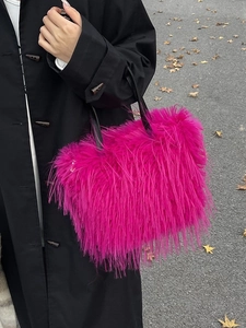 Sac cabas chic en fausse fourrure fuchsia avec anses en cuir noir pour le style hiver