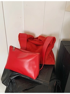Elegante conjunto de bolso tote rojo de vellón con cartera de mano y correas de cuero