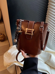 Sac Seau en Simili-Cuir Vintage pour Femmes Mode Boucle Métallique Sac Bandoulière Petit Sac à Épaule avec Pendentifs Étoile