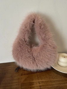 Borsa a mano in pelliccia sintetica rosa con manico curvo e catena per l'inverno