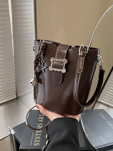 Sac seau vintage en cuir marron foncé avec boucles argentées et pendentif étoile