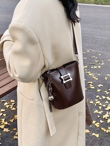 Sac seau rétro en cuir verni marron foncé avec boucle argentée et détail d'étoile