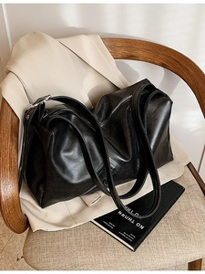 Retro black leather tote bag with large capacity and soft texture for daily commute
