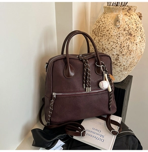 Zaino e borsa in pelle testurizzata testa di moro esposti con oggetti in stile nordico