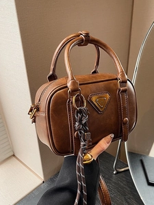 Klassische braune kleine Boston-Handtasche für Damen mit zwei Griffen und Metallplakette