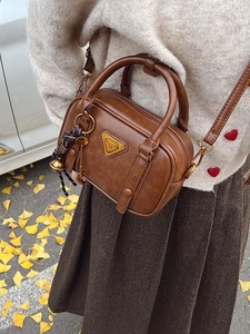 Braune Retro-Boston-Handtasche aus Leder für Damen mit Doppelgriffen und Schultergurt