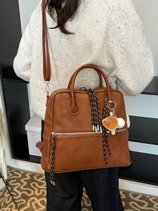 Zaino e borsa vintage in pelle PU marrone con ciondoli da baseball indossati