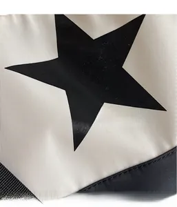Primo piano del tessuto in nylon bianco con stampa a stella nera e trama in twill resistente