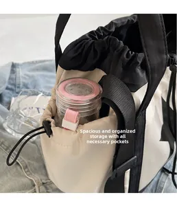 Dettaglio della borsa tote a contrasto con tasca laterale a coulisse per borraccia