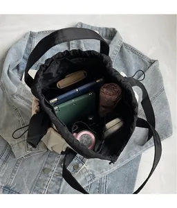 Interno spazioso della borsa tote bicolore con chiusura a coulisse e grande capienza