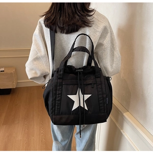 Dettaglio della borsa nera con coulisse e motivo a stella bianca per il tempo libero