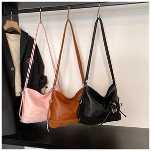 Detalle de bolsos de invierno en rosa, marrón y negro con texturas de piel de borrego