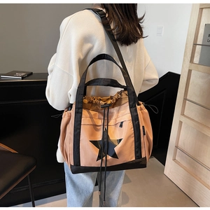 Vista posteriore di una modella con borsa tote rosa grande e stampa a stella