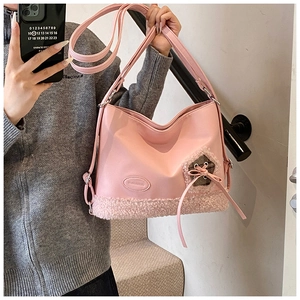 Detalle del bolso de PU rosa con base de lana de cordero y lazo de flores decorativo