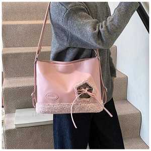 Detalle del bolso tote rosa en cuero y piel sintética con adorno de estrella y asa