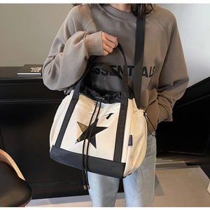 Borsa tote in tela con stampa a stella grande e coulisse indossata da una modella