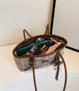 Detailaufnahme der Innenseite der Hahnentritt-Tasche mit Tablet und Regenschirm für Stauraum
