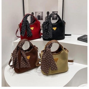 Vue détaillée de quatre sacs seaux en rouge, noir, café et kaki avec foulards à pois