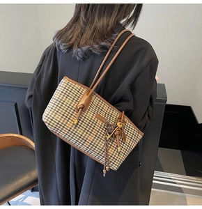 Detailansicht der Vintage-Hahnentritt-Tasche kombiniert mit einem schwarzen Blazer