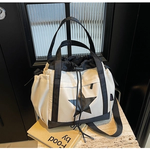 Dettaglio della grande borsa nylon con stella, coulisse e trama in tessuto avorio