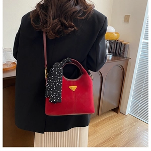 Détail du sac à main rouge givré avec foulard en soie et logo doré en intérieur