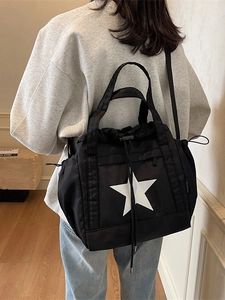 Borsa tote in nylon nero con stella bianca, chiusura a coulisse e doppi manici corti
