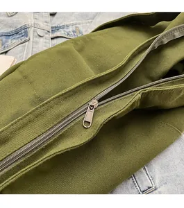Makroaufnahme des hochwertigen Silberreißverschlusses an grüner Canvas Schultertasche