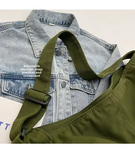 Detail der armee-grünen Canvas-Tasche mit verstellbarer Schnalle und breitem Gurt