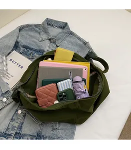 Innenansicht der Canvas-Tasche mit großem Fassungsvermögen und Platz für Alltagsgegenstände