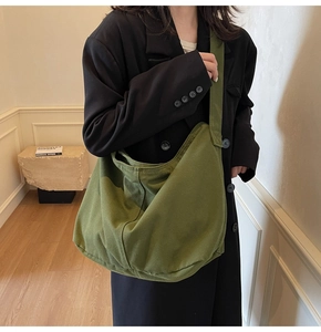 Olivgrüne Canvas-Beuteltasche als Umhängetasche mit großem Fassungsvermögen und Design