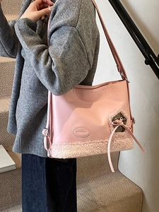 Bolso tote rosa de cuero sintético con ribete de felpa blanca y lazo para moda invernal