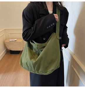 Olivgrüne Segeltuch-Beuteltasche im minimalistischen Design mit großem Fassungsvermögen