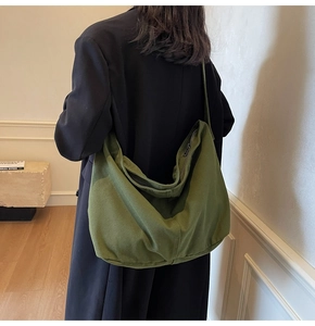 Rückansicht einer großen armeegrünen Canvas Hobo-Tasche als Crossbody für den Alltag