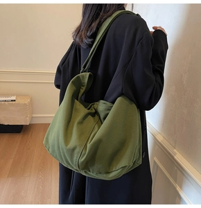 Makroaufnahme der grünen Canvas-Tasche mit Fokus auf den dicken Stoff und die Textur
