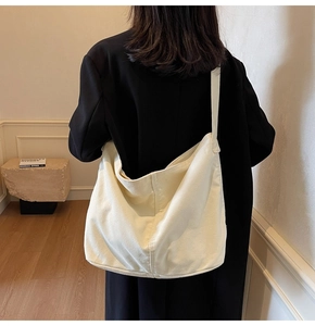 Minimalistische Canvas-Hobo-Tasche Schulter-Drapiert-Detail am Modell in Wohnumgebung