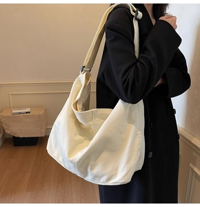 Detail der minimalistischen cremefarbenen Canvas-Tasche mit verstellbarem Schultergurt