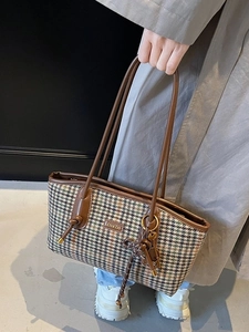 Vintage-Tragetasche mit Hahnentrittmuster, braunem Lederbesatz und Metallemblem