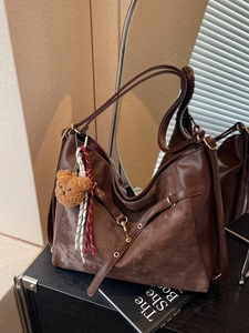 Large Capacity PU Leather Shoulder Bag For Women Vintage Distressed Stitching Tote Bag Casual Commute Travel Backpack With Bear Pendant