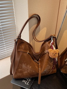 Minimalist large capacity crossbody tote bag in vintage dark brown leather with bear charm