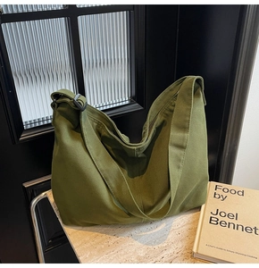 Detail der armeegrünen Hobo-Tasche aus Segeltuch mit verstellbarem Schultergurt und Schnalle