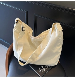 Detail der minimalistischen cremefarbenen Canvas-Tasche mit dickem Stoff und Tragegurt