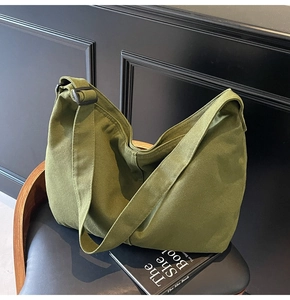 Detail der olivgrünen Segeltuchtasche mit robuster Textur und verstellbarem Gurt