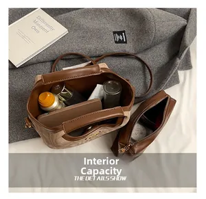 Vue intérieure du sac seau en cuir marron montrant un grand espace pour cosmétiques