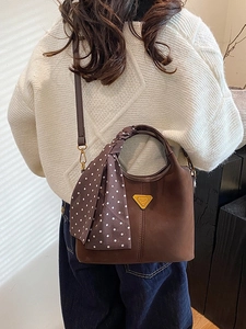 Sac seau vintage en cuir givré marron foncé avec foulard en soie à pois élégant