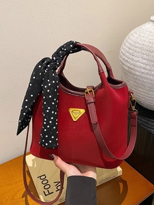 Sac seau vintage rouge mat avec foulard à pois et logo métallique doré élégant