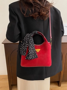 Sac seau rouge rétro en similicuir dépoli avec foulard à pois et logo doré