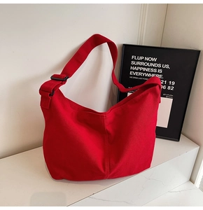 Detail der roten Canvas-Tasche mit verstellbarer schwarzer Schnalle für den Alltag