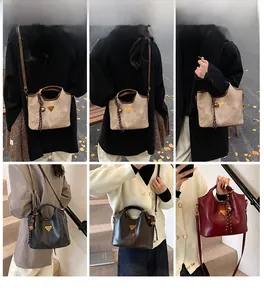 Collage de sacs seaux en cuir de différentes couleurs avec logo et pompons décoratifs