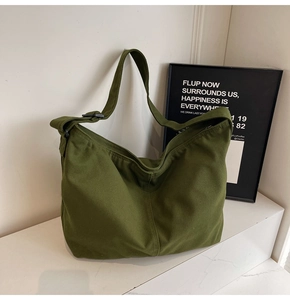 Makro-Detail der dunkelgrünen Canvas-Tasche mit verstellbarem Schultergurt